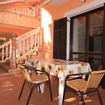 With A Parking Space - 7282 Apartamento Fažana