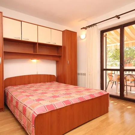 With A Parking Space - 7282 Apartamento Fažana