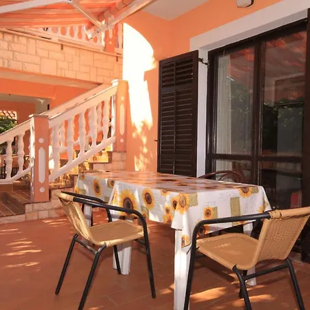 Apartments With A Parking Space Fazana - 7282 Apartment Fažana