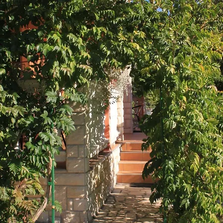 With A Parking Space - 7282 Apartamento Fažana